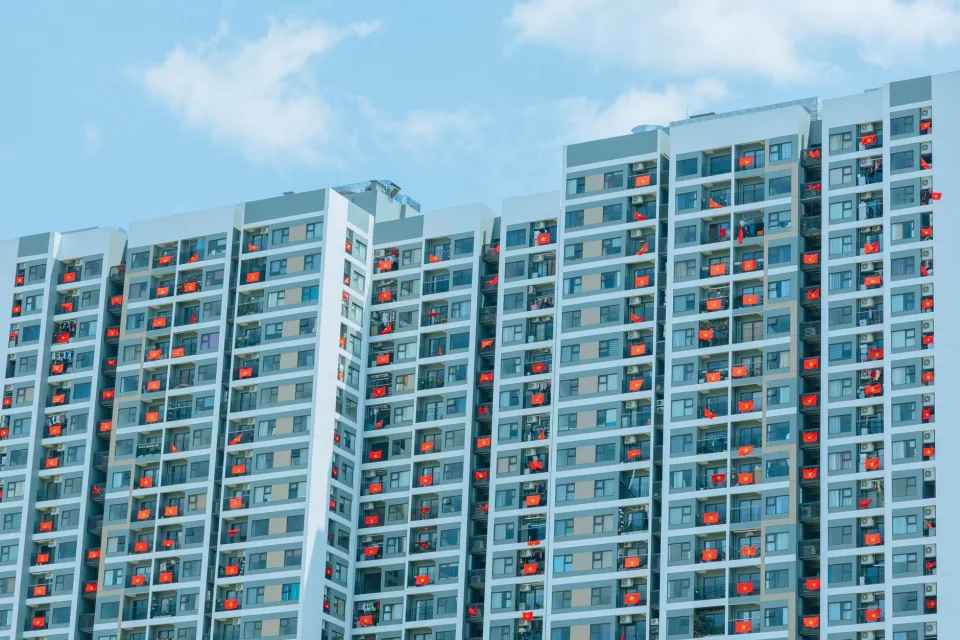 Môi giới đang dẫn khách xem nhà